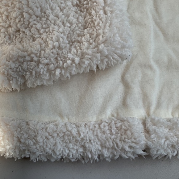 Aerie Sherpa Vest - Picture 11 of 15